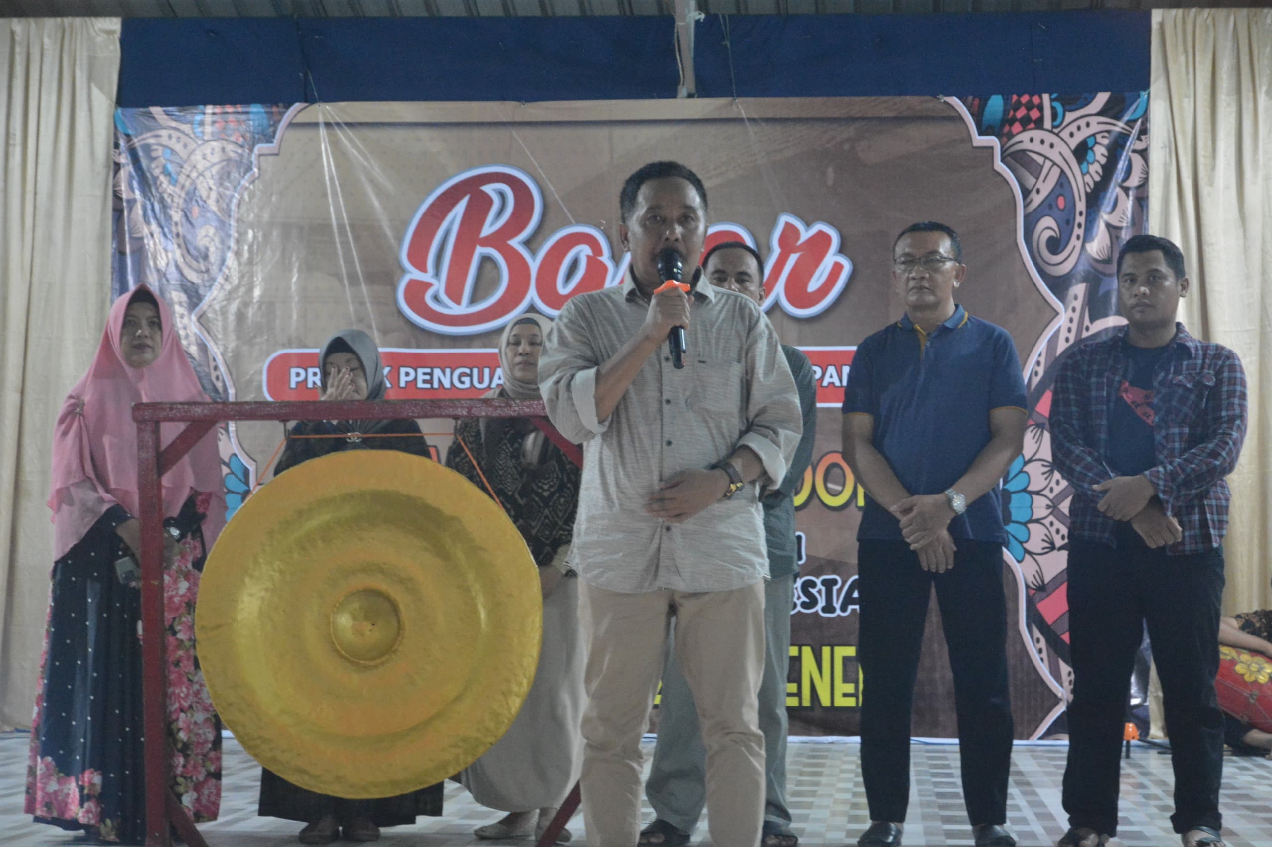SUKSES: Kepala SMA Negeri 2 Sumenep Drs. Sukarman saat memberikan sambutan dalam acara penutupan bazar PKWU di sekolahnya pada Rabu (20/12) malam. (SMADA Untuk JPRM)