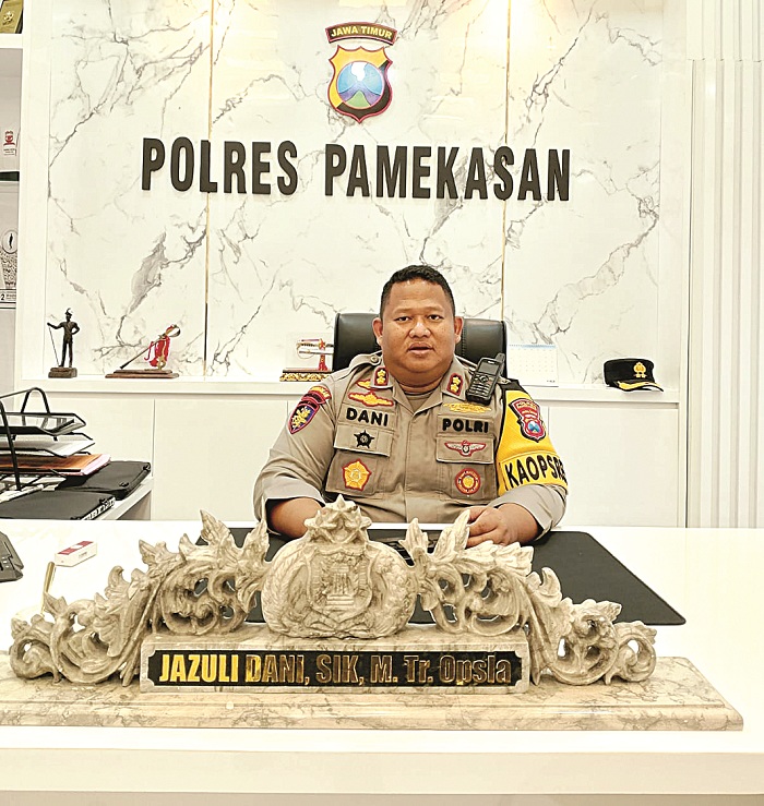 BERTUGAS: Kapolres AKBP Jazuli Dani Iriawan sedang bertugas di ruang kerjanya di Mapolres Pamekasan, Rabu (20/12). (UBAIDILLAHIR RA&rsquo;IE/JPRM)
