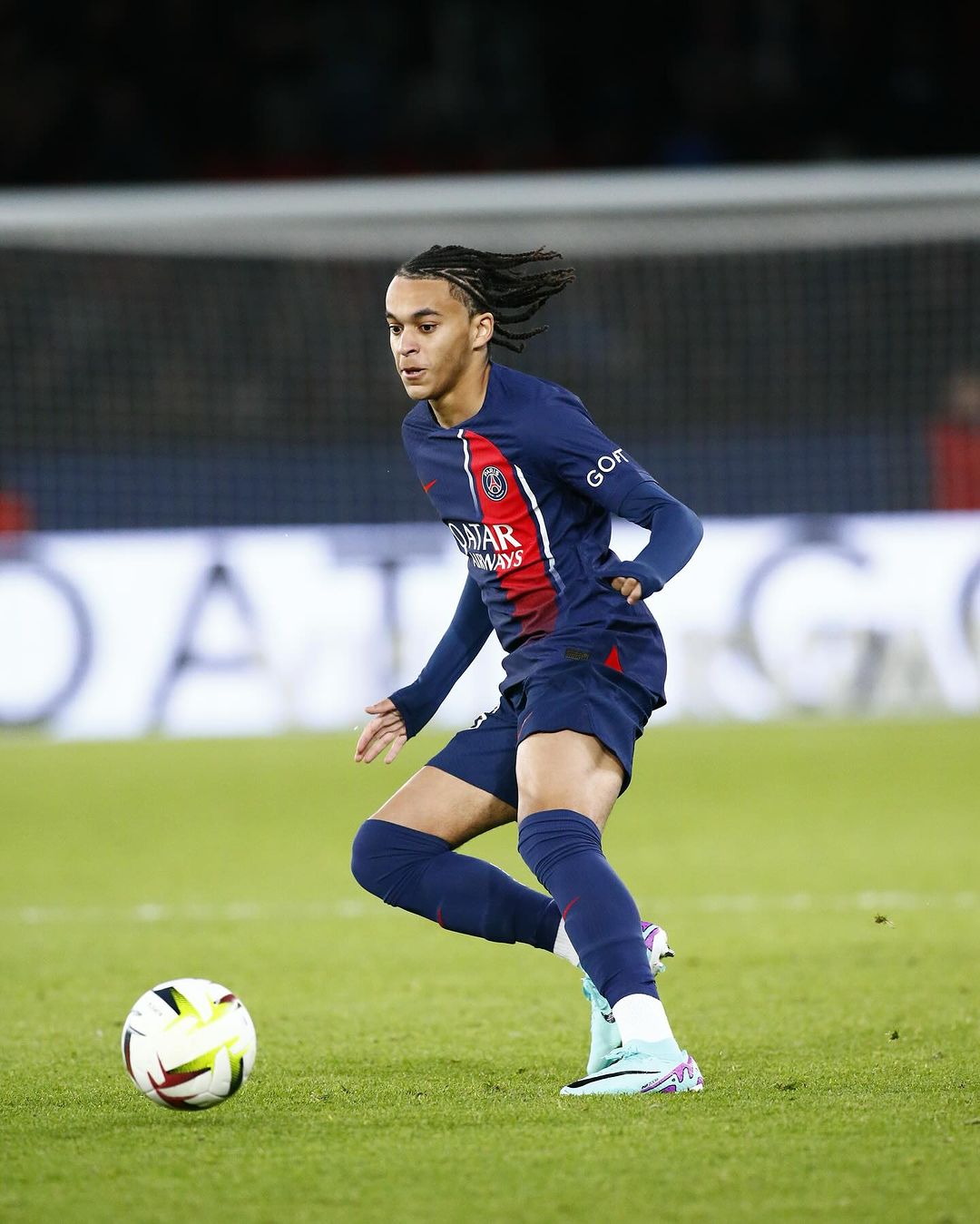 DEBUT IMPIAN: Ethan Mbappe melakukan debut pertamanya dengan tim senior saat PSG kontra Metz. (IG: @psg)