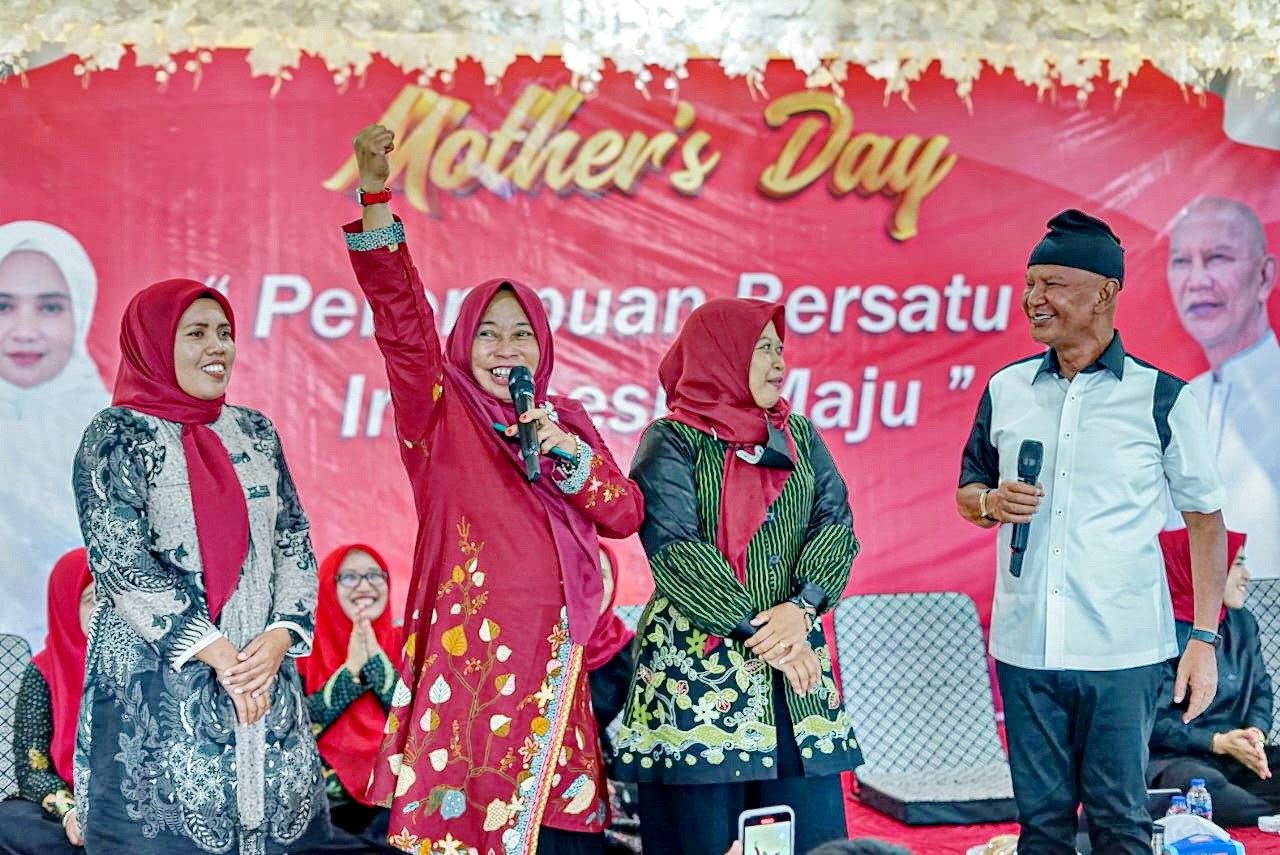 HUMANIS: Ketua Banggar DPR RI MH Said Abdullah berinteraksi dengan perempuan anggota PKK saat memperingati Hari Ibu di Islamic Center Bindara Saod Sumenep, Jumat (22/12). (SAI UNTUK JPRM)