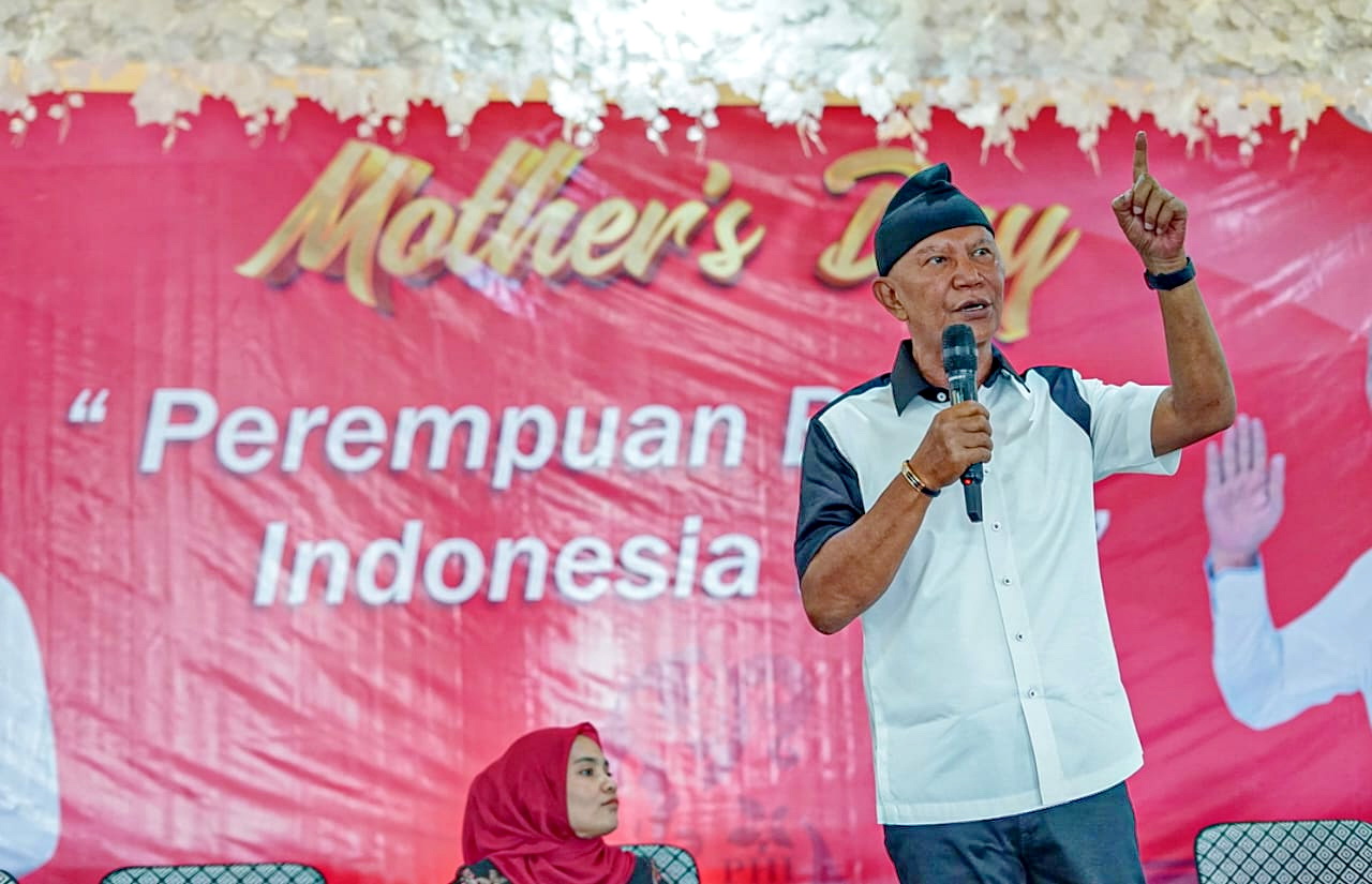 BERWIBAWA: Ketua Banggar DPR RI MH Said Abdullah menyampaikan sambutan saat menghadiri peringatan Hari Ibu bersama anggota TP PKK se-Sumenep di Islamic Center Bindara Saod, Jumat (22/12).