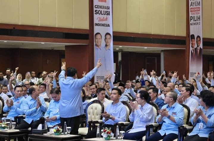 BERI KODE: Capres Prabowo Subianto menyemangati timnya bahwa optimis bisa menang satu putaran.