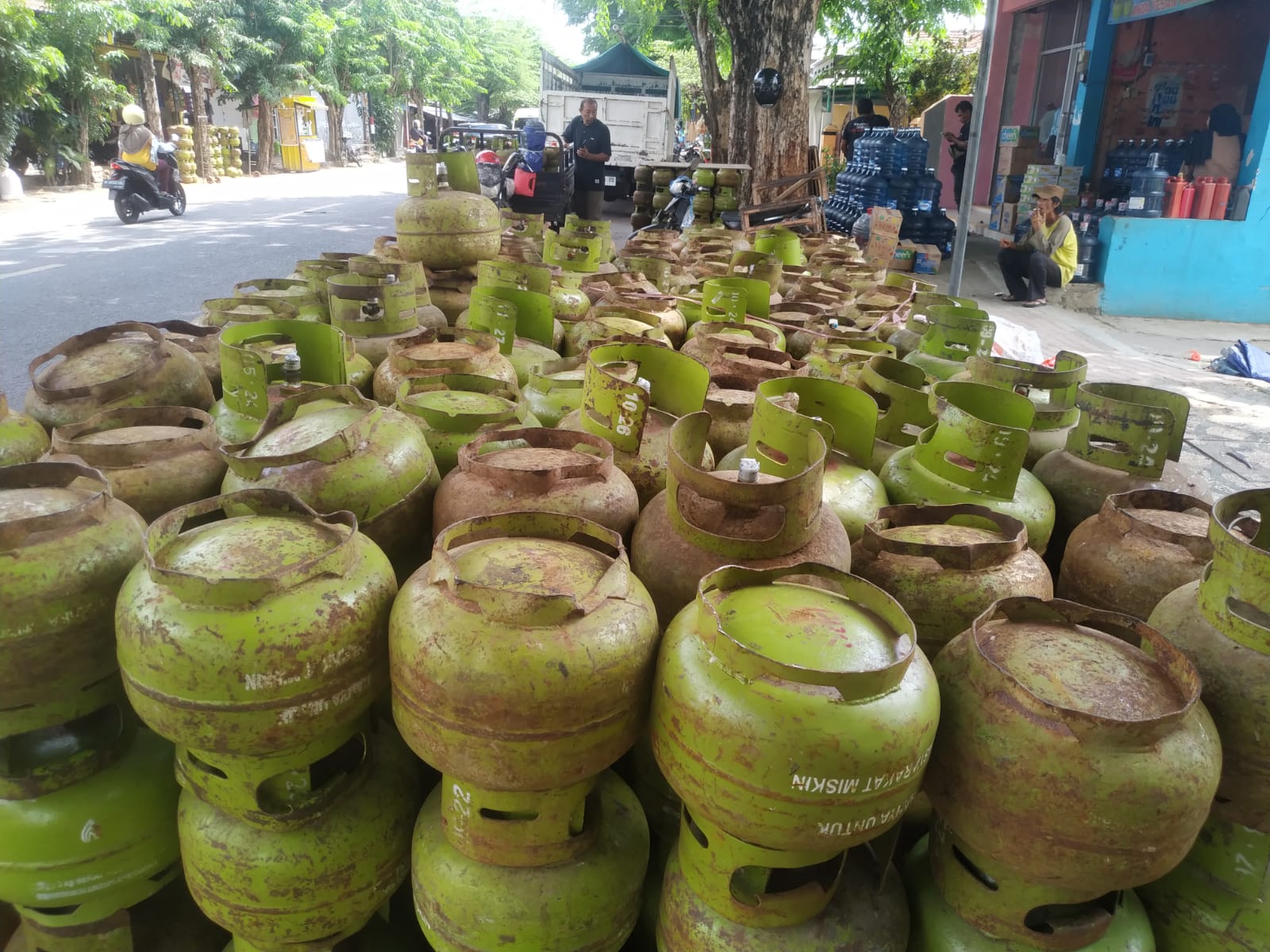 TERSUSUN RAPI: Tumpukan tabung liquified petroleum gas (LPG) melon di Jalan Raya Trunojoyo, Kelurahan Kolor, Kecamatan Kota Sumenep, Rabu (20/12). (HERIVIYA YUVI/JPRM)