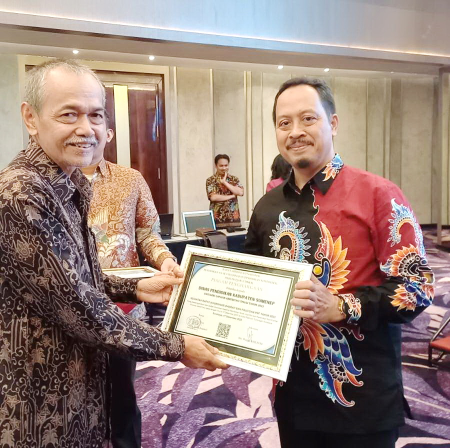 PRESTASIUS: Kasi Kelembagaan dan Sarpras PAUD dan PNF Dispendik Sumenep Hariyanto menerima penghargaan dari Kepala BAN PAUD PNF Jatim Totok Isnanto di Hotel Platinum Tunjungan Surabaya, Senin (18/12).