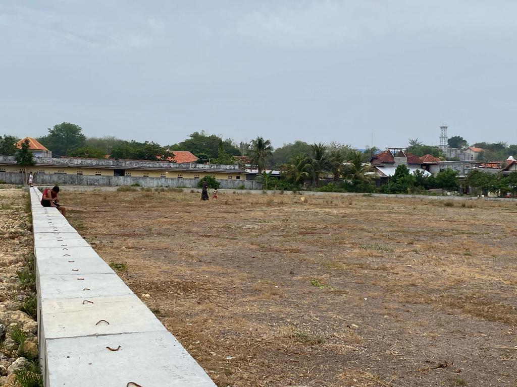 MANGKRAK: Warga sekitar bermain di lapangan sepak bola di Kelurahan Dalpenang, Sampang. (ANIS BILLAH/JPRM)