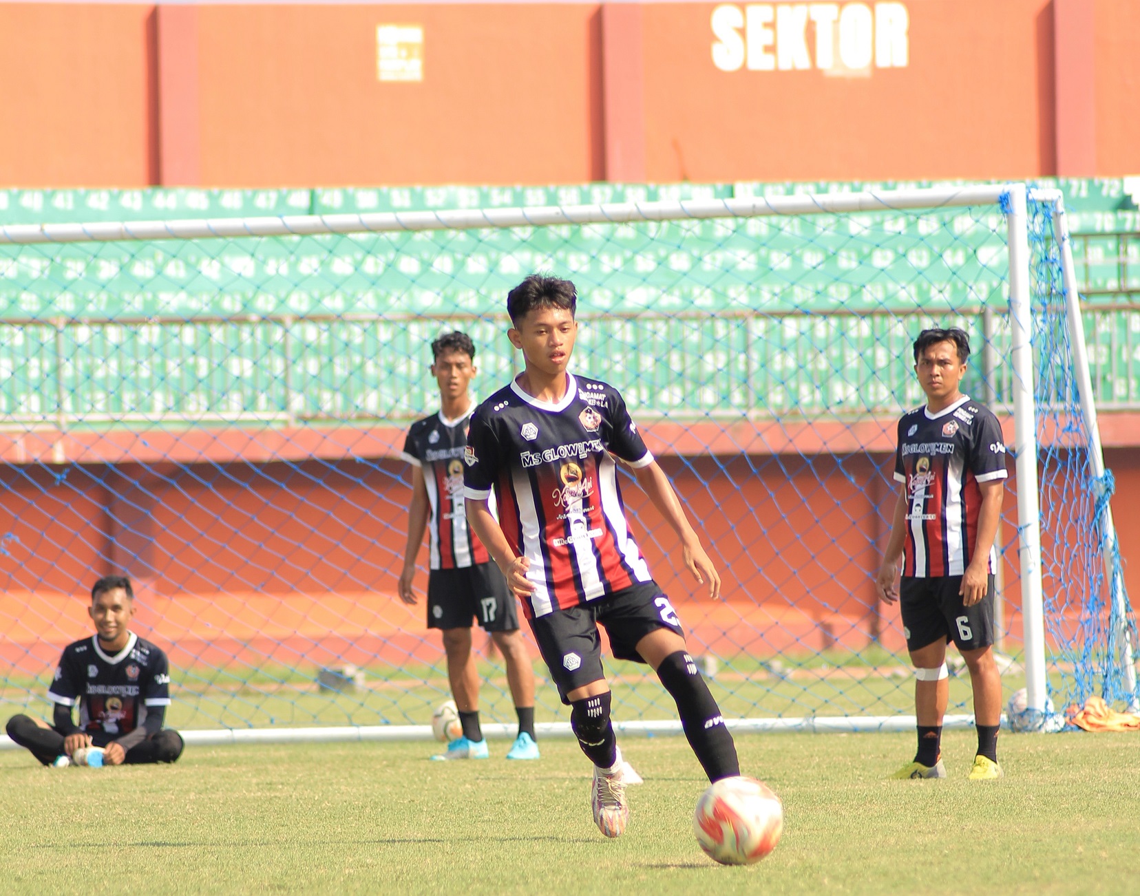BERLATIH: Pemain Persepam Pamekasan menjalani latihan ringan di Stadion Gelora Madura Ratu Pamelingan, Kamis (14/12). (PERSEPAM PAMEKASAN UNTUK JPRM)