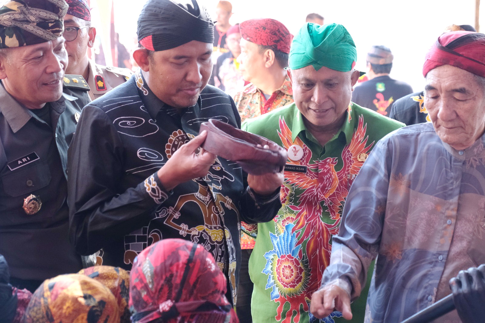 SUKSES: Bupati Sumenep (belangkon hitam) didampingi Kepala Disbudporapar (belangkon hijau) melihat barang pusaka di pameran museum yang diselenggarakan Agustus lalu. (DISBUDPORAPAR UNTUK JPRM)