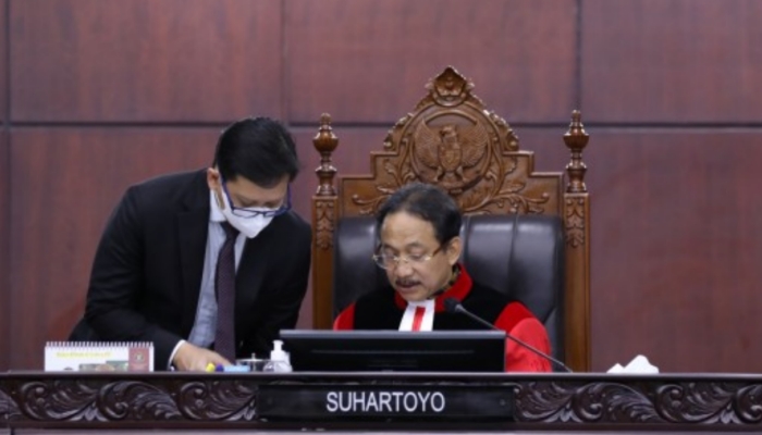 Ketua MK Suhartoyo saat membacakan amar putusan dalam sidang yang digelar secara daring dari Jakarta, Kamis (23/12/2023).