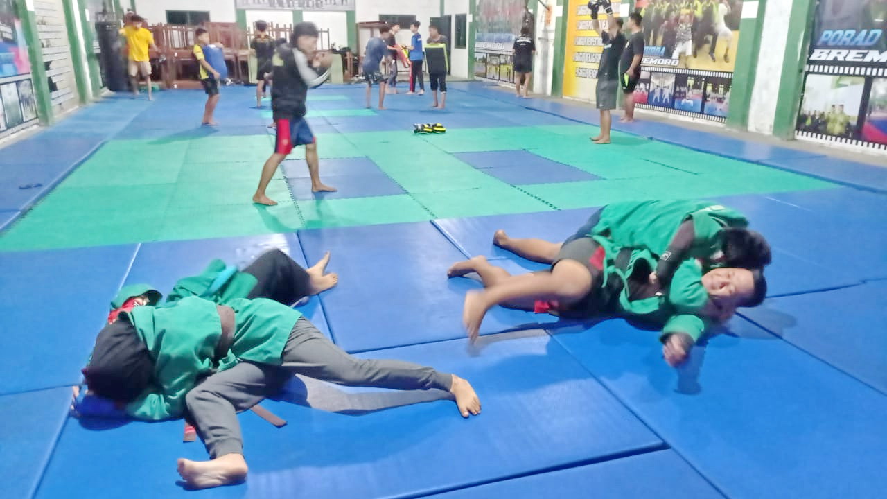 PENUH SEMANGAt: Atlet Persambi Pamekasan saat berlaga di Porprov VIII Jatim 2023 di Mojokerto, Sabtu (16/9). (PERSAMBI UNTUK JPRM)