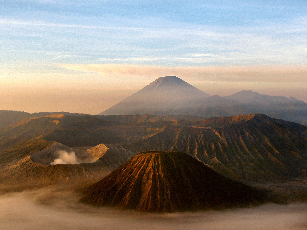 Bromo, Destinasi wisata alam di Jawa Timur yang terletak diantara empat kabupaten