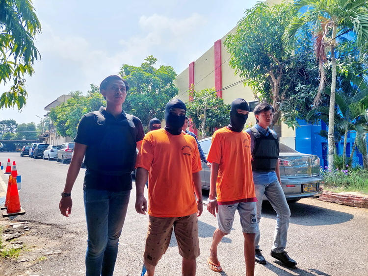 TAK BERKUTIK: Tiga tersangka pencuri kendaraan bermotor (curanmor) saat diamankan di Mapolres Bangkalan, Sabtu (23/12). (ZEINAL ABIDIN/JPRM)
