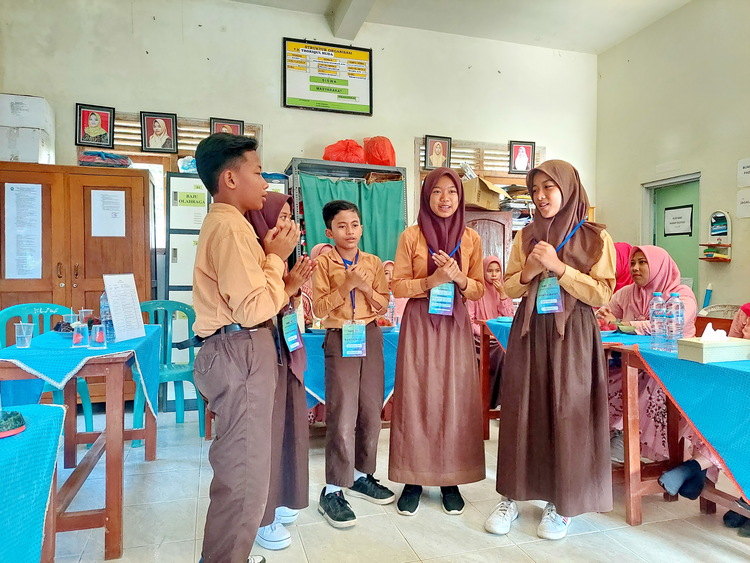 MEMBANGGAKAN: Siswa MI Thoriqul Huda, peraih medali emas pada I2ASPO saat presentasi di hadapan para guru, Sabtu (23/12). (ZEINAL ABIDIN/JPRM)