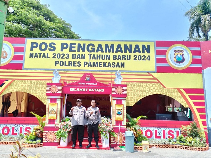 SIAGA: Dua personel Kepolisian berjaga di pospam Polres Pamekasan di area sebelah timur Alun-Alun Arek Lancor, Jumat (22/12). (UBAIDILLAHIR RA&rsquo;IE/JPRM)