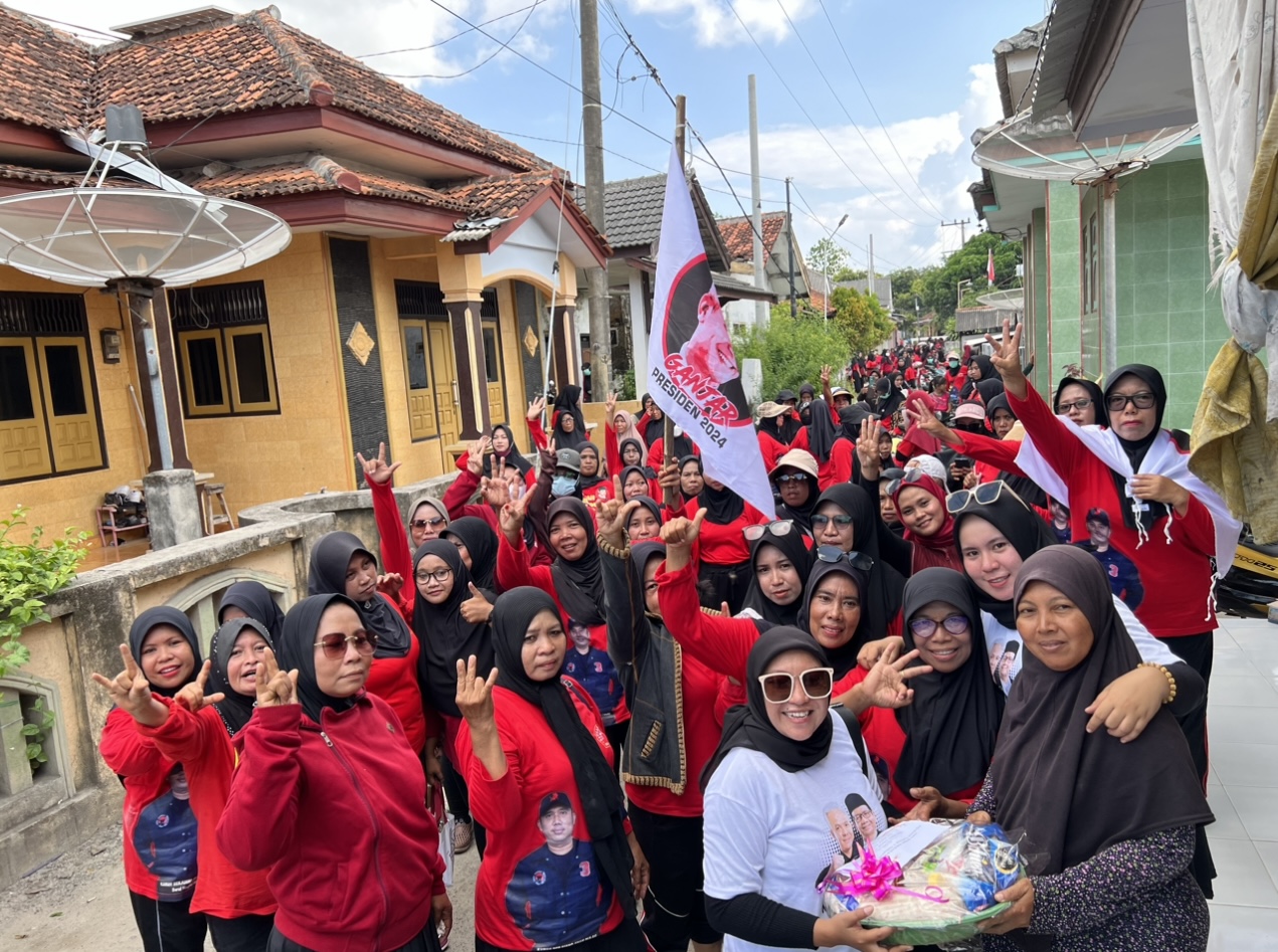 PEDULI: Barisan Perempuan Pendukung Ganjar-Mahfud Bagikan Bingkisan kepada Ibu Tangguh di Pulau Masalembu.
