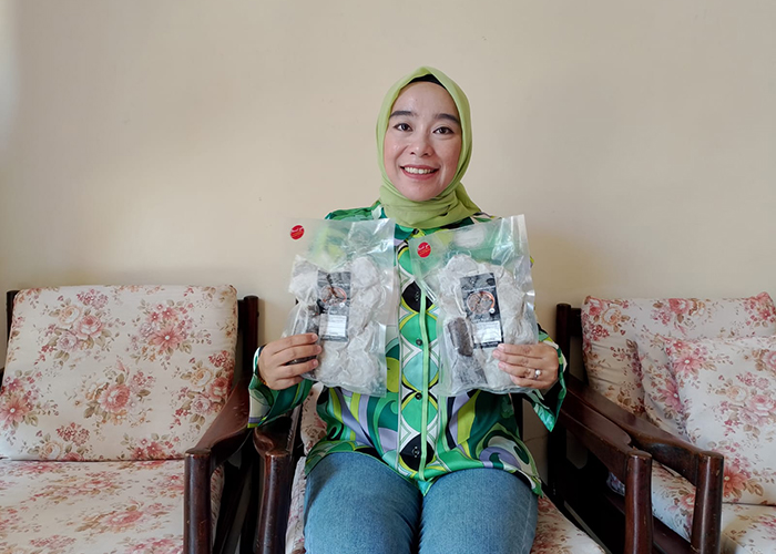 OLAHAN RUMAHAN: Yayu Rahma Febriani menunjukkan frozen food yang dibuatnya di kediamannya, Desa Lawangan Daya, Kecamatan Pademawu, Pamekasan. (UBAIDILLAHIR RA&rsquo;IE/JPRM)