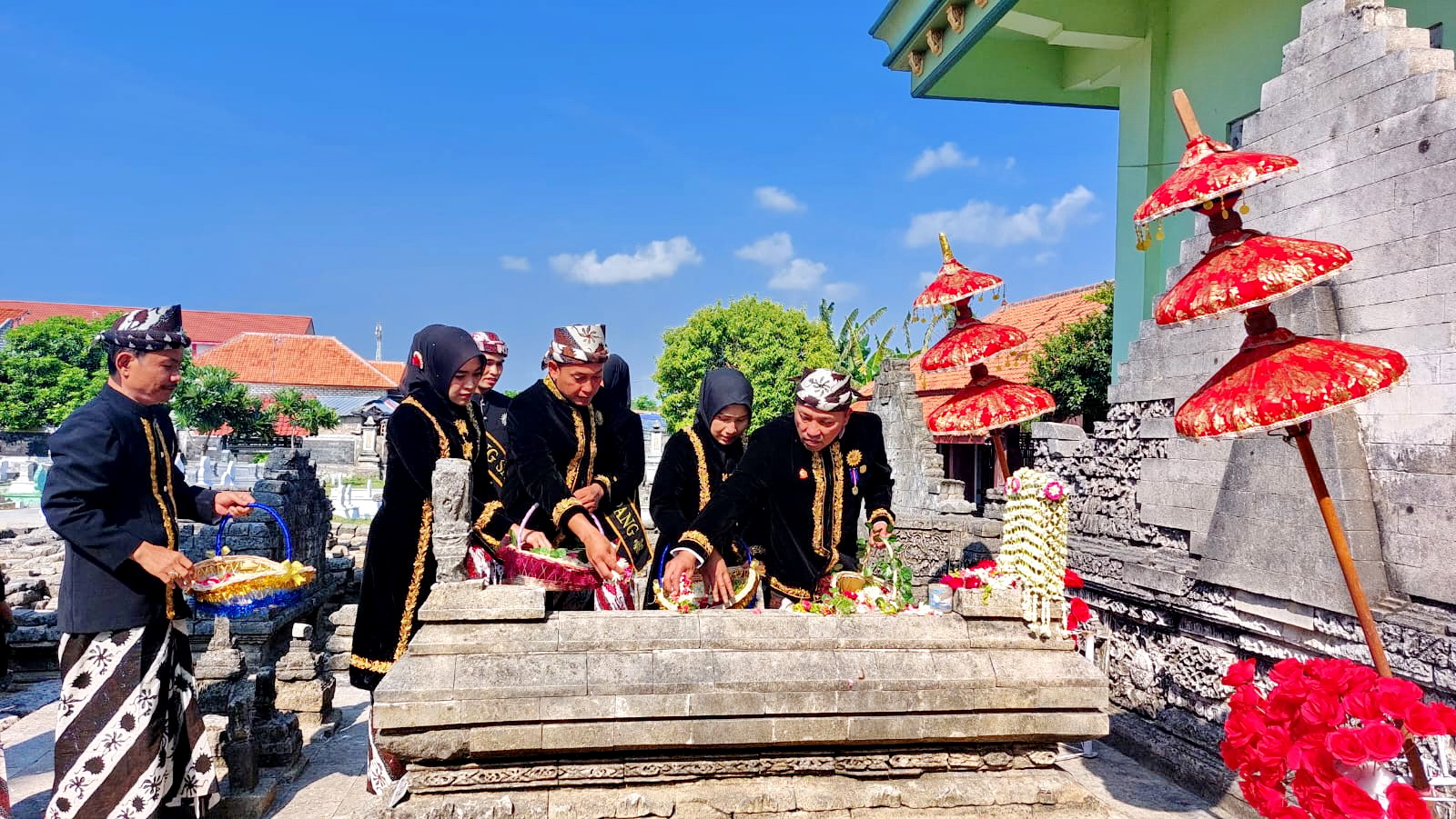 HORMATI LELUHUR: Bupati Sampang Slamet Junaidi bersama Wakil Bupati Sampang menabur bunga di Makam Rato Ebu di Kelurahan Polagan, Kecamatan Kota Sampang, Sabtu (23/12). (JUNAIDI PONDIYANTO/JPRM)