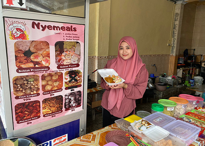 SEDAP: Rini Wulandari saat menyuguhkan seblak buatannya di rumahnya, Jalan KH Moh. Yasin Gang 1 Kelurahan Keraton, Kecamatan Bangkalan. (AYU LATIFAH/JPRM)