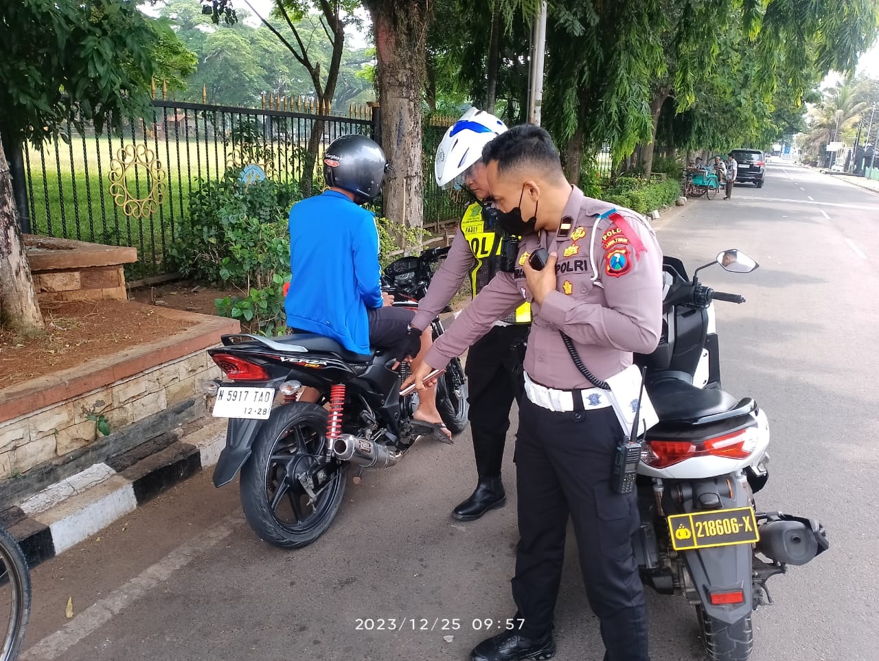 LANGGAR LALIN: KBO Satlantas Polres Bangkalan Ipta Mohamad Nurcahyono menertibkan sepeda motor yang menggunakan knalpot brong di Alun-Alun Bangkalan, Senin (25/12). (SATLANTAS POLRES BANGKALAN)