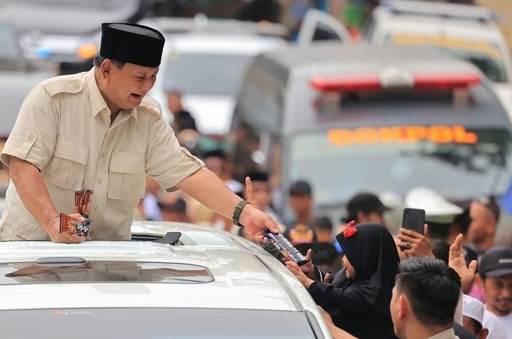 SAPA WARGA: Calon presiden Prabowo Subianto  menyapa masyarakat disepanjang jalan saat kunjungan kampanye.