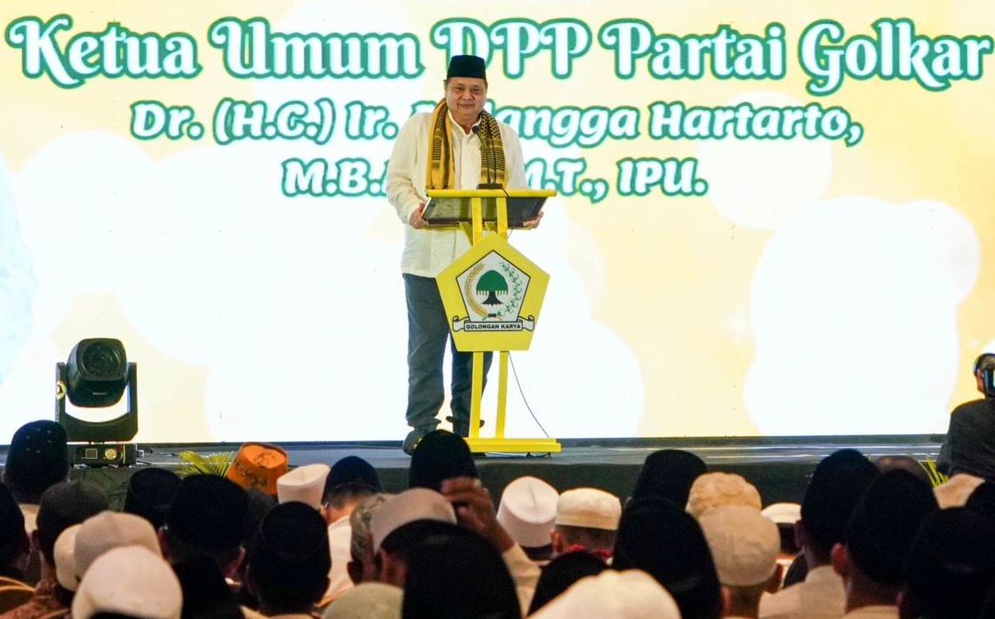 ANTUSIAS: Ratusan warga antusias menyambut Menteri Koordintaor Bidang Perekonomian Airlangga Hartarto di Pamekasan, Sabtu (23/12). (GOLKAR UNTUK JPRM)