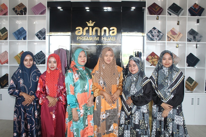 RAMAH: Karyawan Arinna Premium Hijab siap melawani konsumen yang berbelanja di store 2 di toko tingkat Jalan Raya Ganding-Sumenep, No. 14, Ketawang Larangan, Kecamatan Ganding, pada Kamis (21/12).