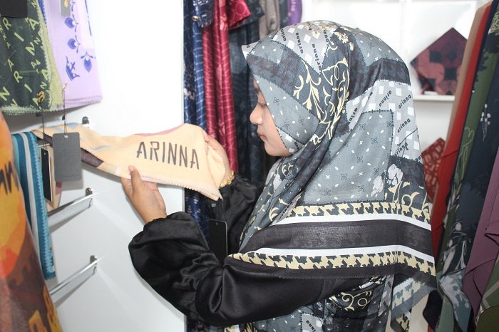 BRAND SUMENEP: Karyawan menunjukkan kerudung hasil produksi Arinna Premium Hijab yang dipasarkan di store 2 di toko tingkat Jalan Raya Ganding-Sumenep, Nomor 14, Ketawang Larangan, Kecamatan Ganding