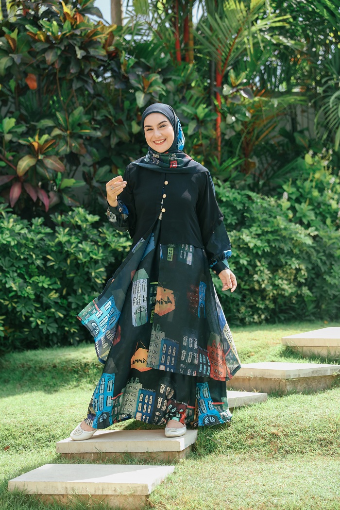 SIAP BERSAING: Artis Indonesia Iris Bella mengenakan gamis chausna hitam hasil produksi Arinna Premium Hijab.