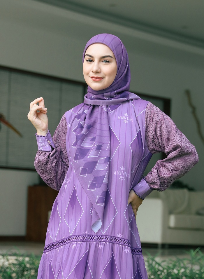 KUALITAS TERBAIK: Artis Indonesia Iris Bella mengenakan gamis floraisa lavender hasil produksi Arinna Premium Hijab.
