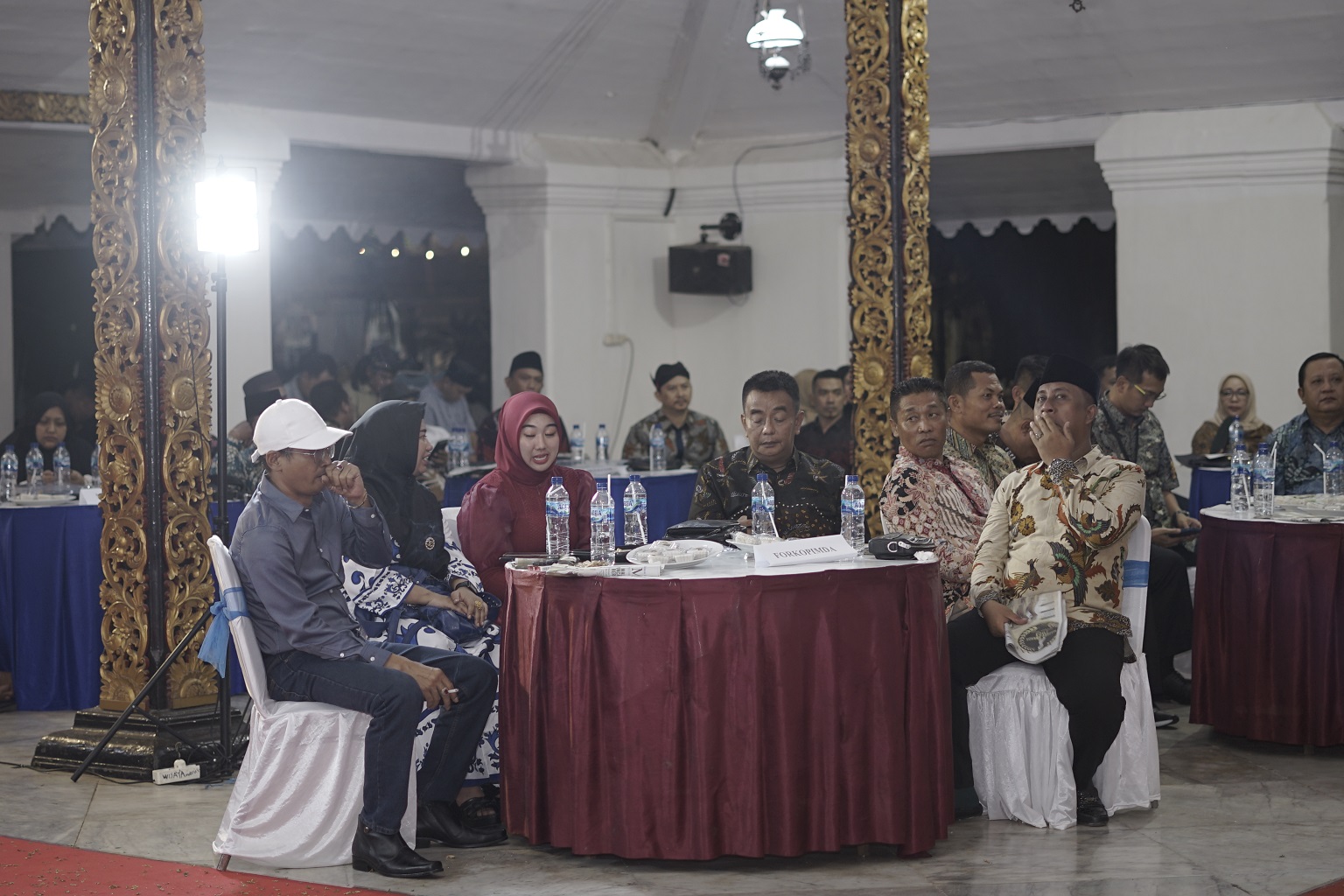 INSPIRASI: Owner CV Ayunda Permata Sejahtera Bambang Budianto (tiga dari kanan) menghadiri Malam Anugerah Madura Awards 2023 di Pendopo Agung Keraton Sumenep, Jumat (8/12). (DOK JPRM)