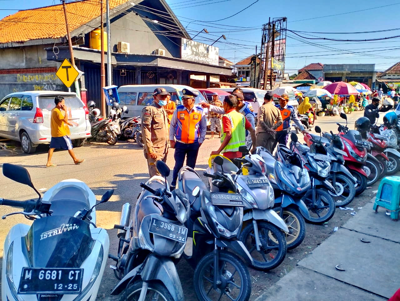 TERPANTAU AMAN: Petugas Dishub Bangkalan melakukan penertiban di tepi jalan umum Pasar Blega, September lalu. (DISHUB UNTUK JPRM)