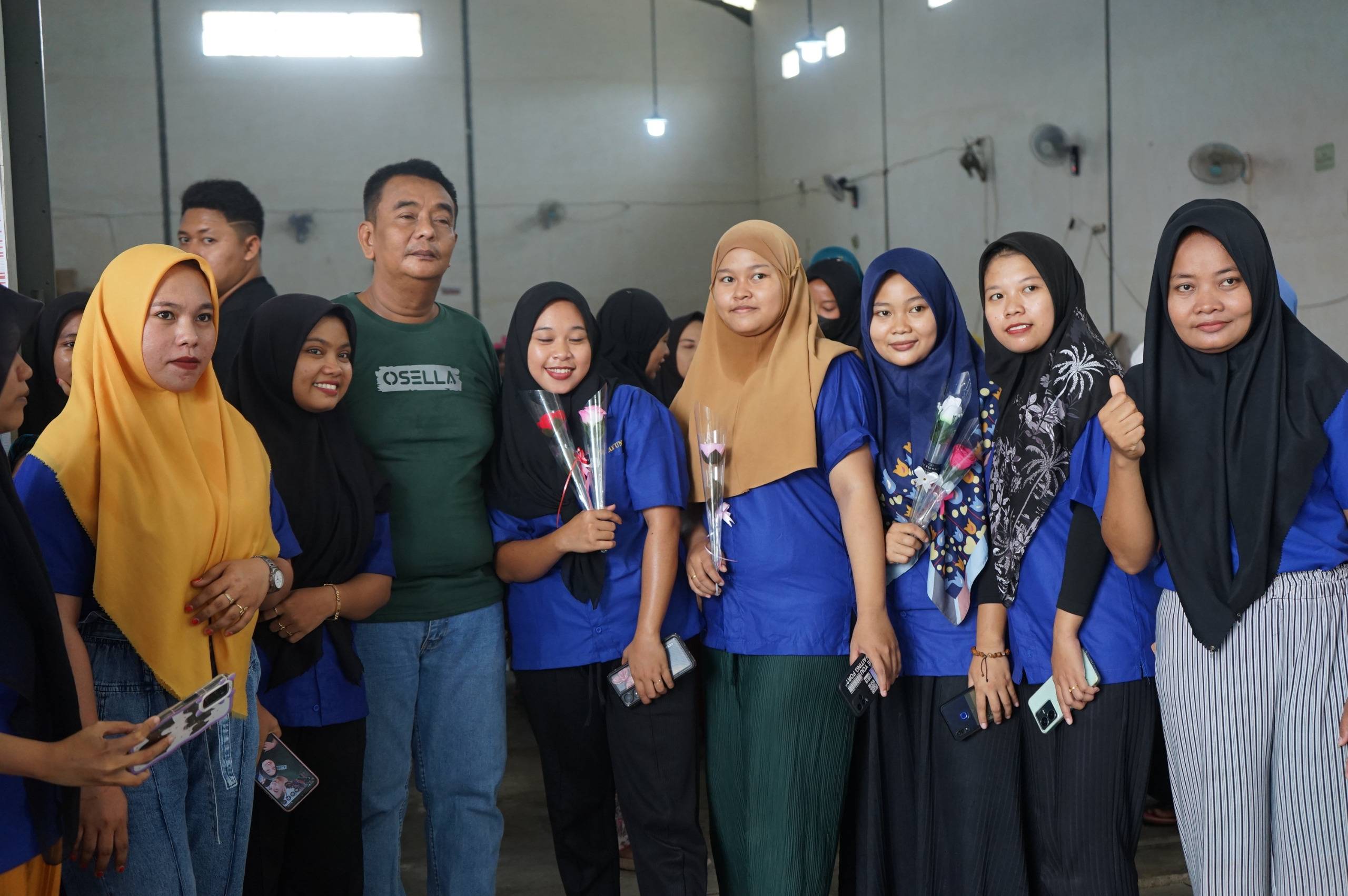 HUMBLE: Owner CV Ayunda Permata Sejahtera Bambang Budianto berfoto bersama karyawan di gudang rokok miliknya di Desa Jarin,&nbsp; Kecamatan Pademawu, Pamekasan. (CV AYUNDA UNTUK JPRM)
