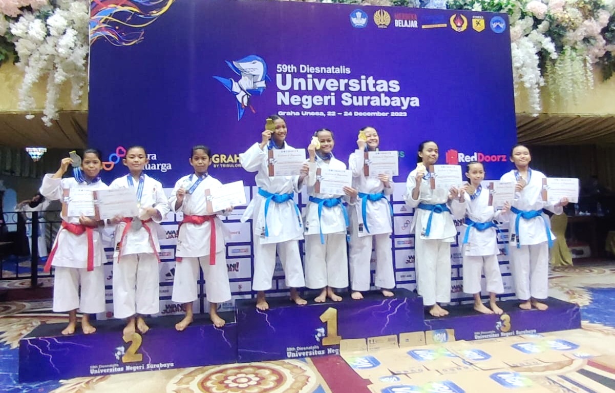 PRESTASI: Atlet Inkai Bangkalan (sabuk merah) mendapatkan medali perak di International Karate Championship Unesa Rektor Cup 2023, Surabaya, Jumat (22/12). (INKAI UNTUK JPRM)