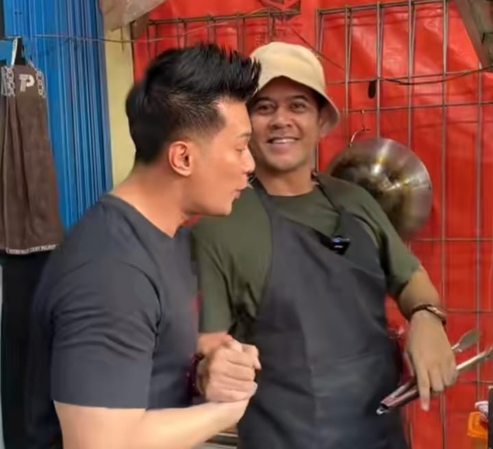 Aji Basa Pamungkas ketika ditemui Afdhal Yusman di warung tempatnya berjualan. (Afdhal Yusman untuk RadarMadura.id)