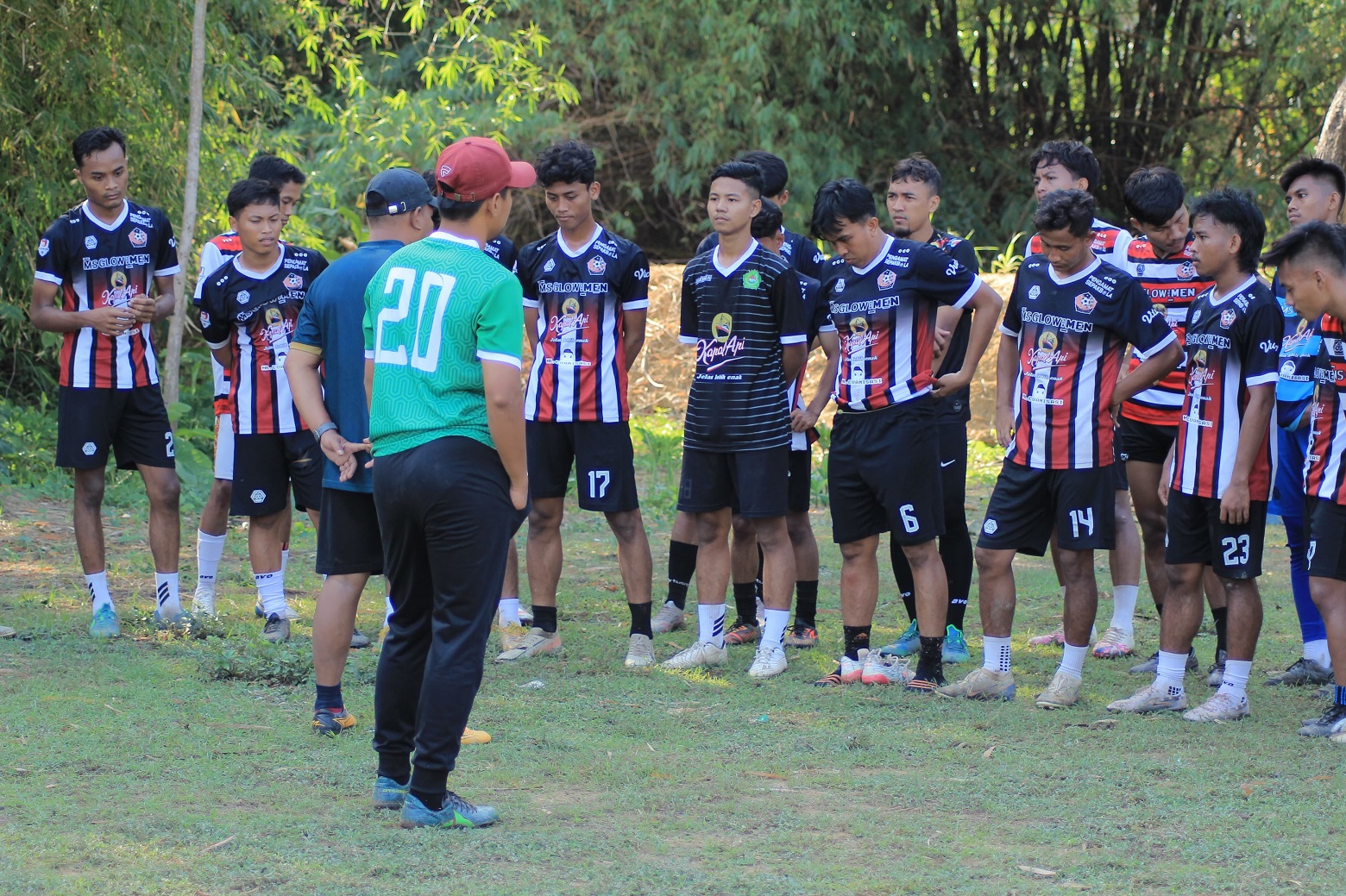 FOKUS: Pemain Persepam Pamekasan menyimak arahan dari pelatih dalam sesi latihan di Lapangan Pesad, Kelurahan Jungcangcang, Kecamatan Pamekasan, Senin (25/12). (PERSEPAM UNTUK JPRM)