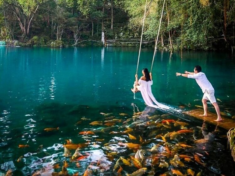 Pengunjung menikmati indahnya Telaga Biru Cirecem Kuningan.