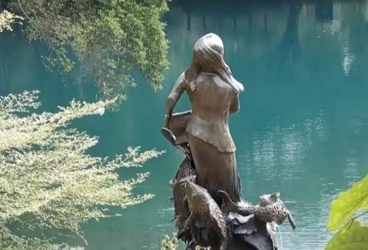 Patung Nyi Bomas Inten yang berada di tengah telaga.