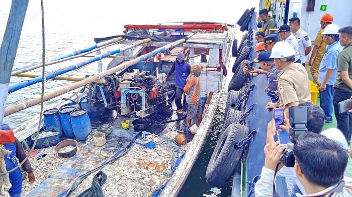 TIDAK BISA KABUR: Kapal nelayan menggunakan alat tangkap terlarang diberhentikan tim sidak Pj Bupati Bangkalan Arief M. Edie dan Danlanal Batuporon Letkol Laut (P) Imam Ibnu Hajar Kamis (28/12).