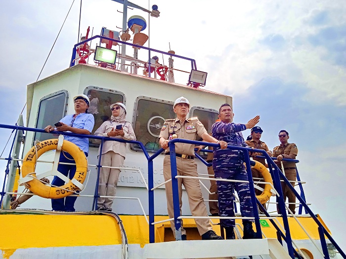 TURUN GUNUNG: Pj Bupati Bangkalan Arief M. Edie dan Danlanal Batuporon Letkol Laut (P) Imam Ibnu Hajar mengamati aktivitas kapal saat sidak di perairan utara Kota Salak, Kamis (28/12). (JUPRI/JPRM)