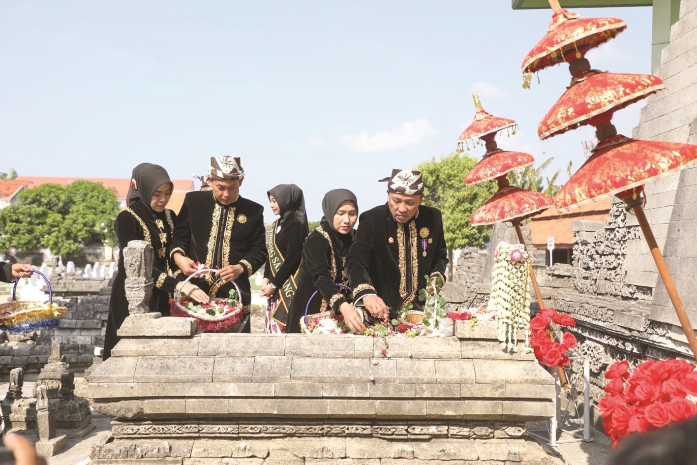 ZIARAH: Bupati Sampang (kanan) bersama istri dan Wabup didampingi istri tabur bunga di Makam Rato Ebuh pada perayaan Hari Jadi Ke-400 Kabupaten Sampang, Sabtu (23/12). (PROKOPIM SAMPANG UNTUK JPRM)