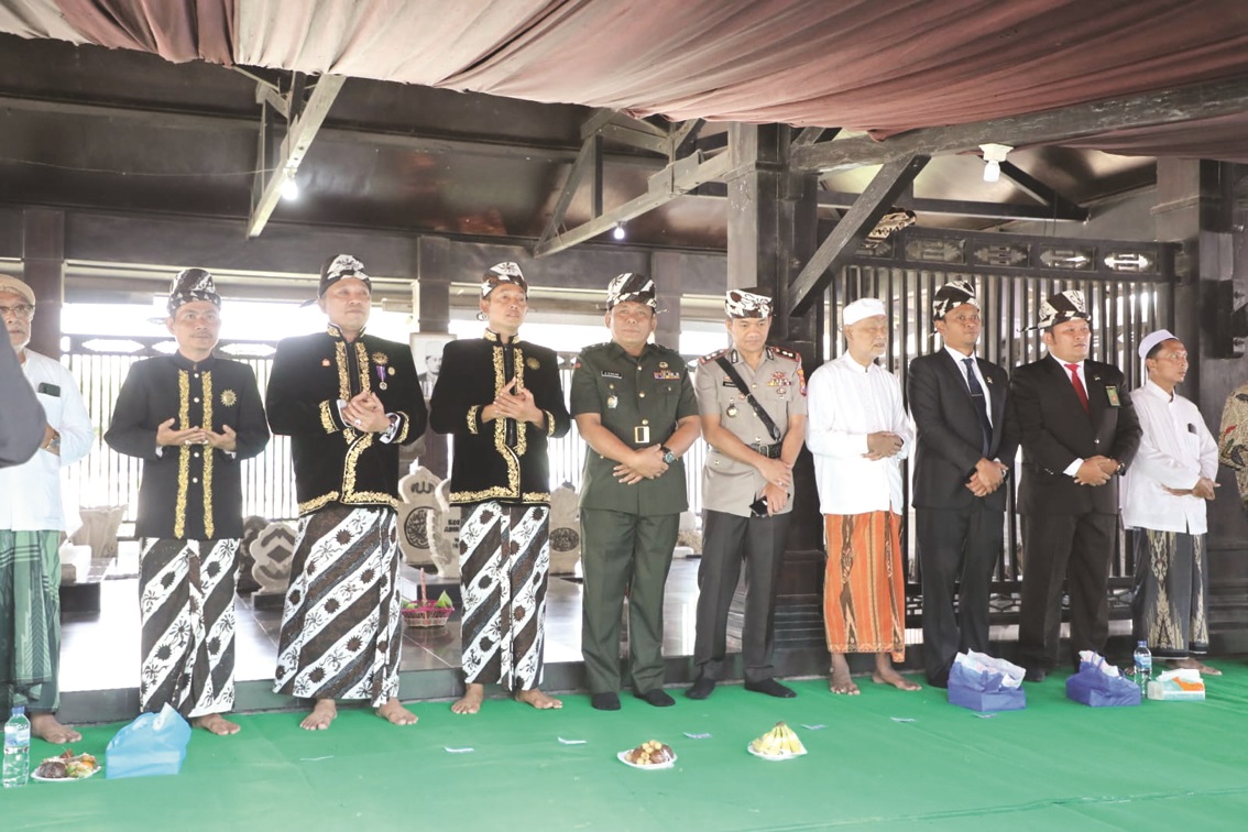 PANJATKAN DOA: Bupati Sampang Slamet Junaidi didampingi Wabup Abdullah Hidayat bersama forkopimda dan tokoh masyarakat memanjatkan doa di Makam Rato Ebuh, Sabtu (23/12). (PROKOPIM SAMPANG UNTUK JPRM)