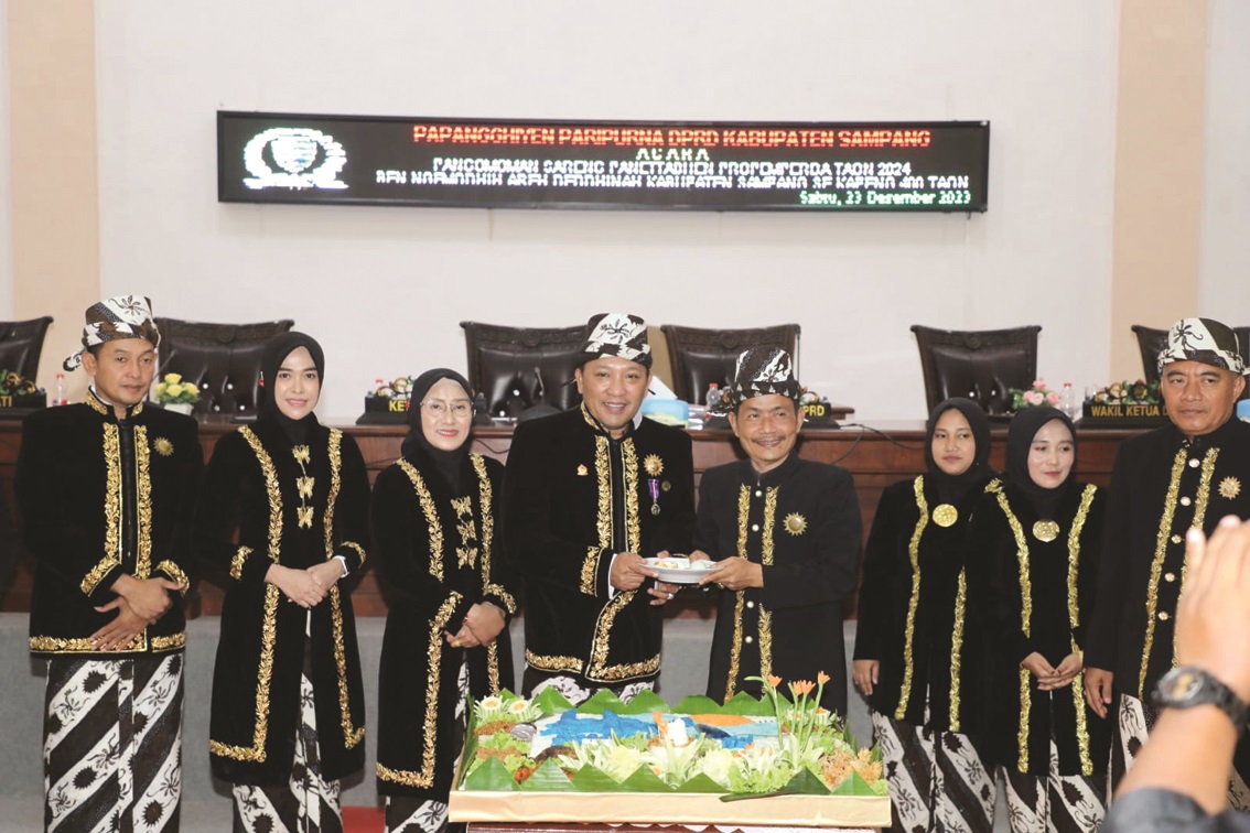 SYUKUR: Ketua DPRD Sampang (empat dari kanan) menyerahkan potongan tumpeng kepada Bupati disaksikan Wabup dalam sidang paripurna Harjad Sampang di gedung dewan, Sabtu (23/12). (PROKOPIM UNTUK JPRM)