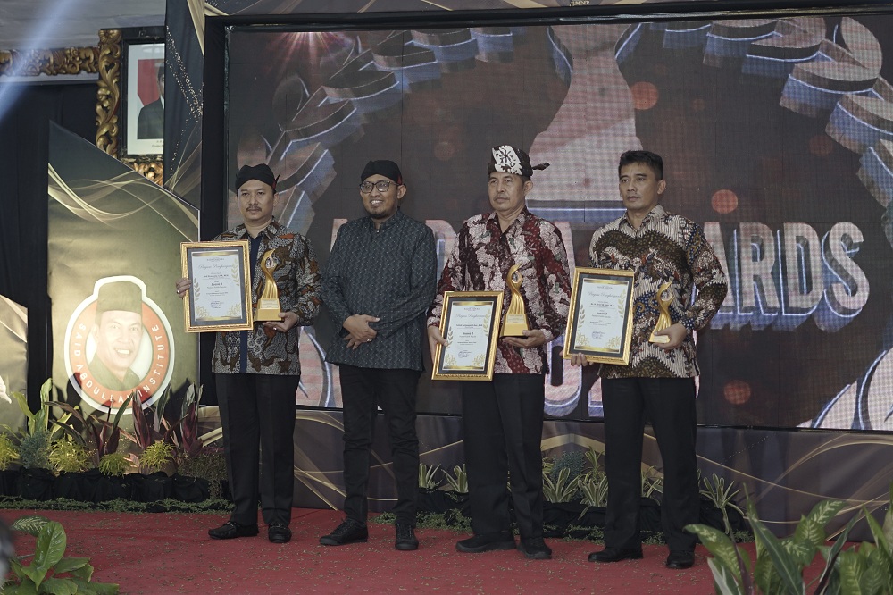 JUARA PERTAMA: Kepala DKPP Sumenep Arif Firmanto sebagai Pejabat Publik Terpopuler I Madura Awards 2023 bersama Bupati Sumenep Achmad Fauzi dan dua pejabat lain di Pendopo Agung Keraton Sumenep.
