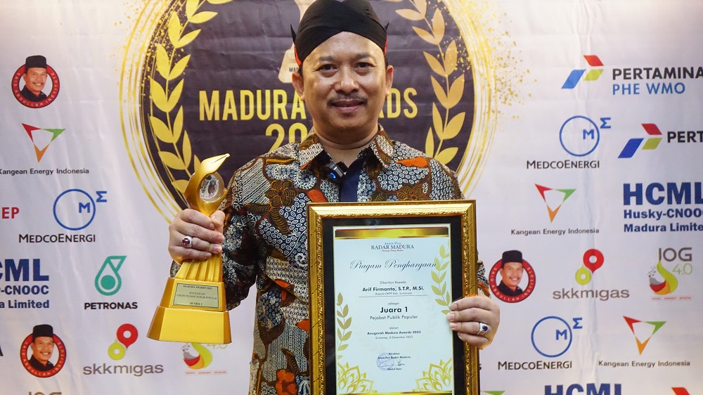VISIONER: Kepala DKPP Sumenep Arif Firmanto menunjukkan piagam dan trofi Madura Awards 2023 kategori Pejabat Publik Terpopuler I di Pendopo Agung Keraton Sumenep, Jumat (8/12).