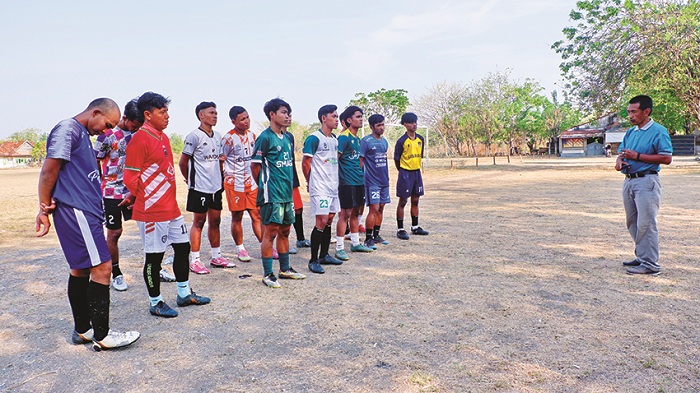 TELATEN: Sekretaris Persesa Sampang Edi Purnawan memberikan arahan kepada pemain di Lapangan Sepak Bola Kampong Belanda, Krampon, Torjun, Rabu (8/11). (MOH. IQBAL AFGANI/JPRM)