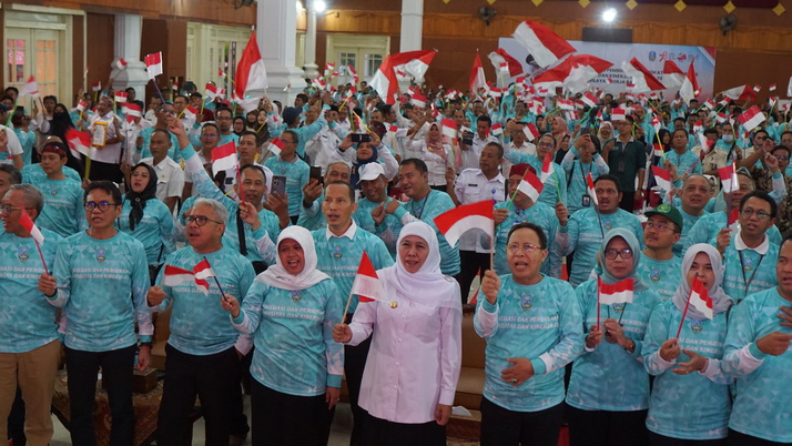JATIM BANGKIT: Gubernur Jawa Timur Khofifah Indar Parawansa (putih) dan Kepala Bakorwil IV Pamekasan Sufi Agustini (empat dari kanan) berfoto bersama dengan ASN di Madura.