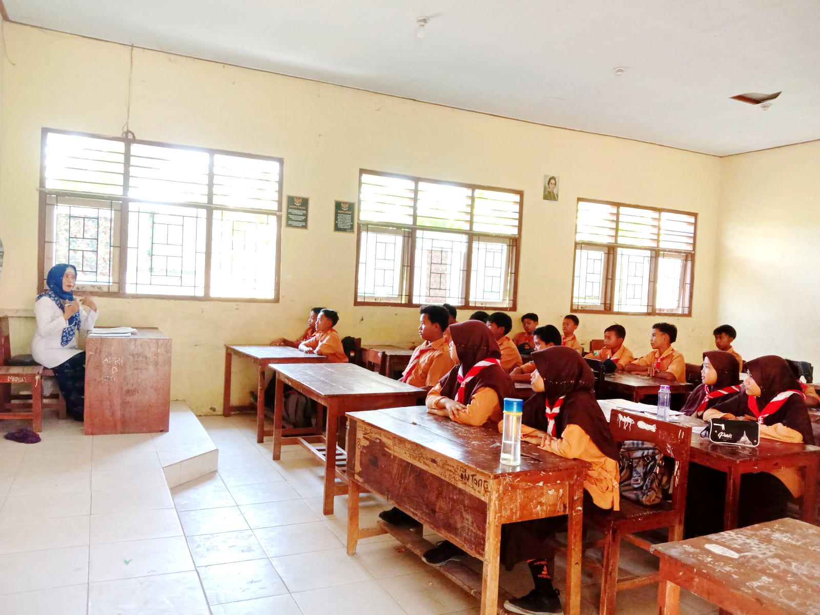 AKTIF: Murid SMPN 8 Pamekasan mengikuti kegiatan belajar mengajar di kelasnya, Jumat (6/10). (UBAIDILLAHIR RA&rsquo;IE/JPRM)