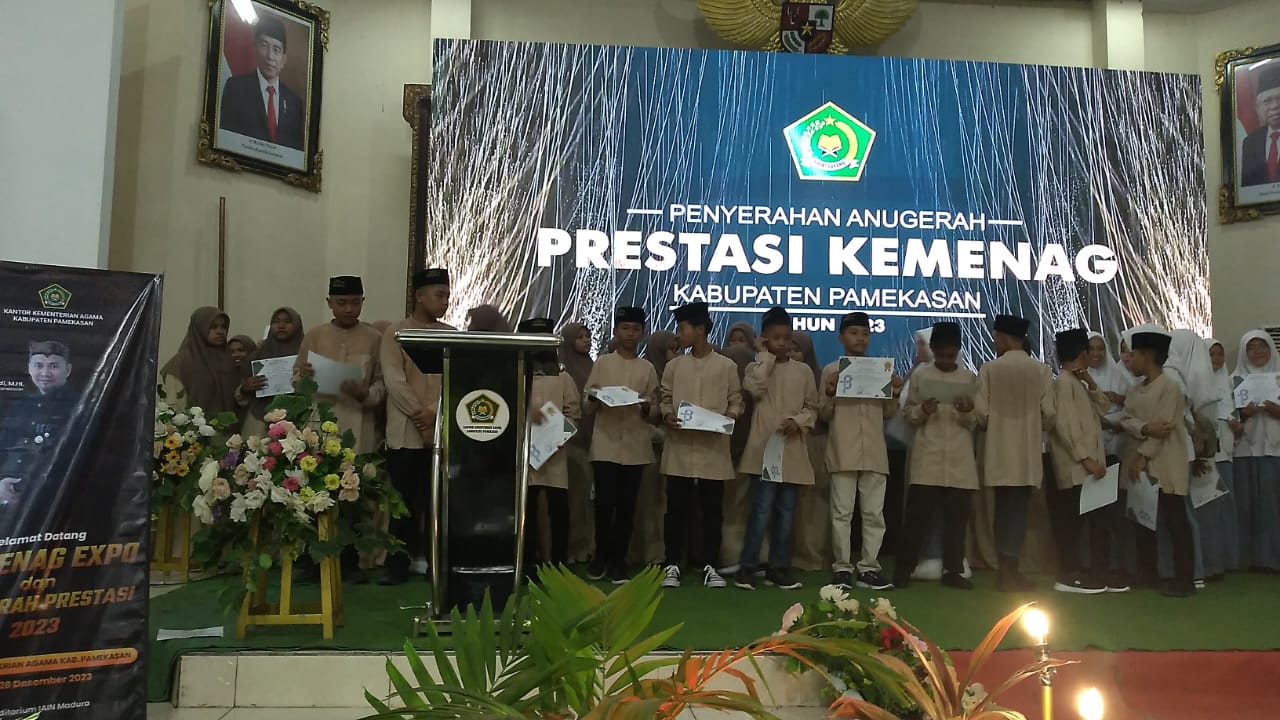 BERPRESTASI: Puluhan pelajar menerima penghargaan Inspiring Student Writer pada Malam Expo dan Anugerah Prestasi 2023 dari Kantor Kemenag Pamekasan di gedung IAIN Madura, Kamis (28/12). (IBS PKMKK UNT