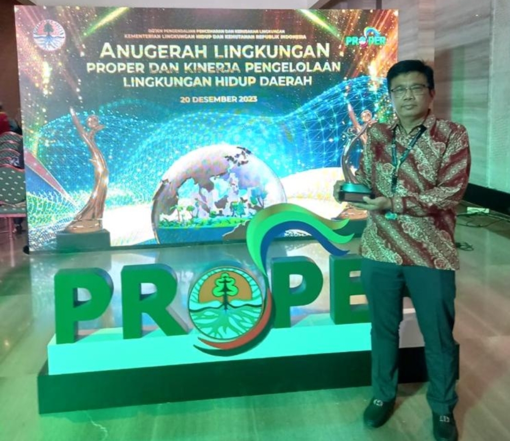 PROPER HIJAU: Presiden KEI Ltd. Didi Basuki menunjukkan tropi penghargaan dari KLHK.