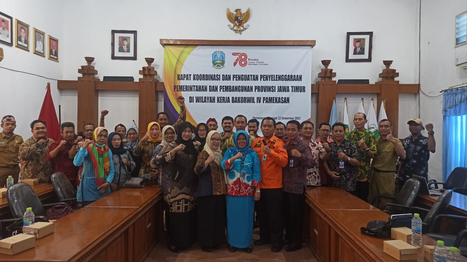 KOORDINATIF: Kepala Bakorwil Jatim IV Pamekasan berfoto bersama dengan kepala satker perangkat daerah empat kabupaten di Madura usai penguatan penyelenggaraan pemerintahan dan pembangunan Prov Jatim