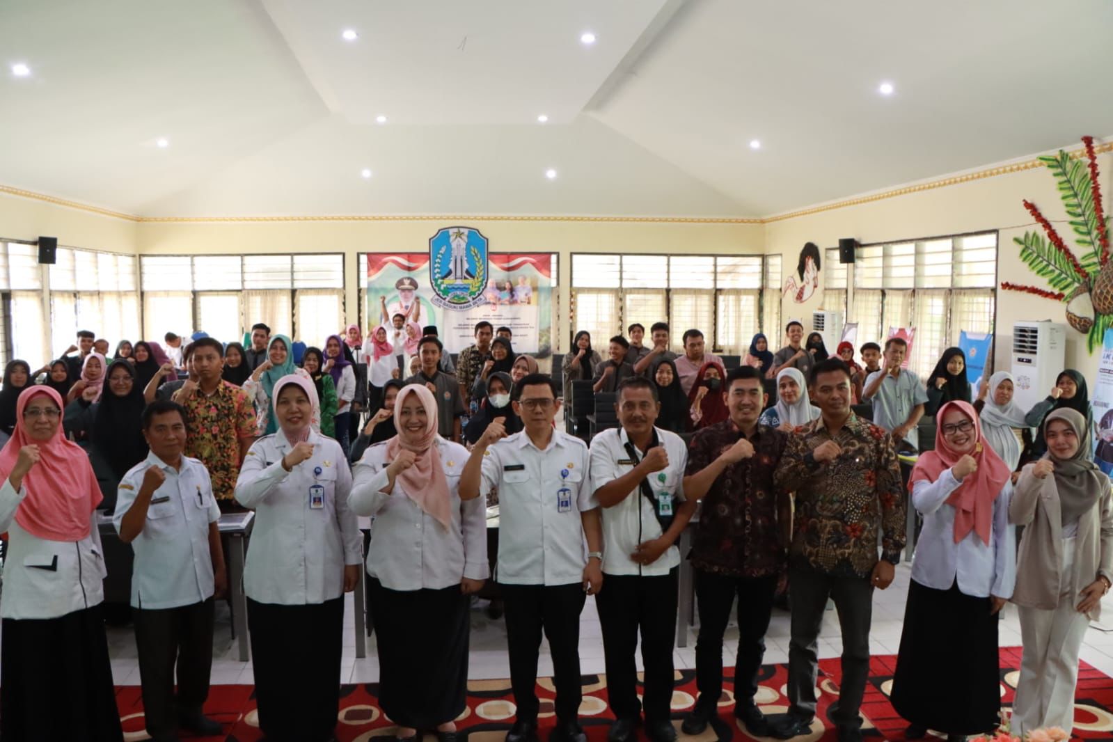 SOSIALISASI: Pemateri, guru, dan wali siswa berfoto bersama usai acara sosialisasi pencegahan pernikahan dini dan stunting melalui inovasi Bapak Peduli Andi dan Santi di SMKN 1 Bangkalan.